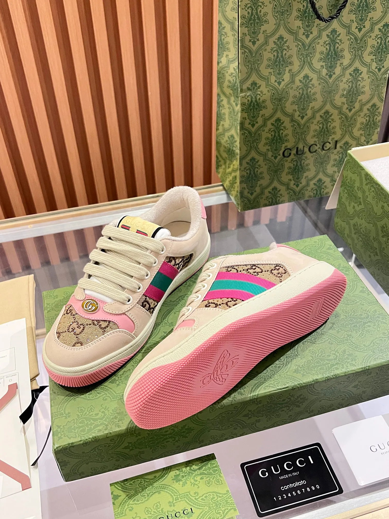 👟👟Ex-factory price 540👟👟 ⚡️Gucci Dirty Shoes Top factory quality, impeccable at the counter, the comfort is incredible. Retro distressed elements, washed retro logo on the tongue, metal double LOGO, 99% recognizable, full of Gucci elements; terry cloth lining, cowhide foot pads and 3mm latex are much more comfortable than real leather shoes. Environmentally friendly TPU wear-resistant outsole, soft and elastic. The inside of the tongue is made of imported elastic bands, which have great tension and won't strangle your feet. I don't develop the shoes without the original version. Only by getting the original version can the shoes be accurate and beat the market version instantly. Every stitch and every stitch is very tight and full. The debugging process is the most painstaking and requires no less than a hundred modifications before it is adjusted to the perfect state so that it can be worn comfortably by all foot types! Size 35-40 women’s model)